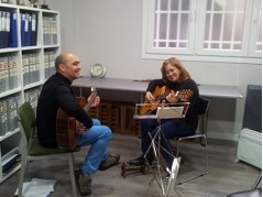 Alumnos en clase de guitarra