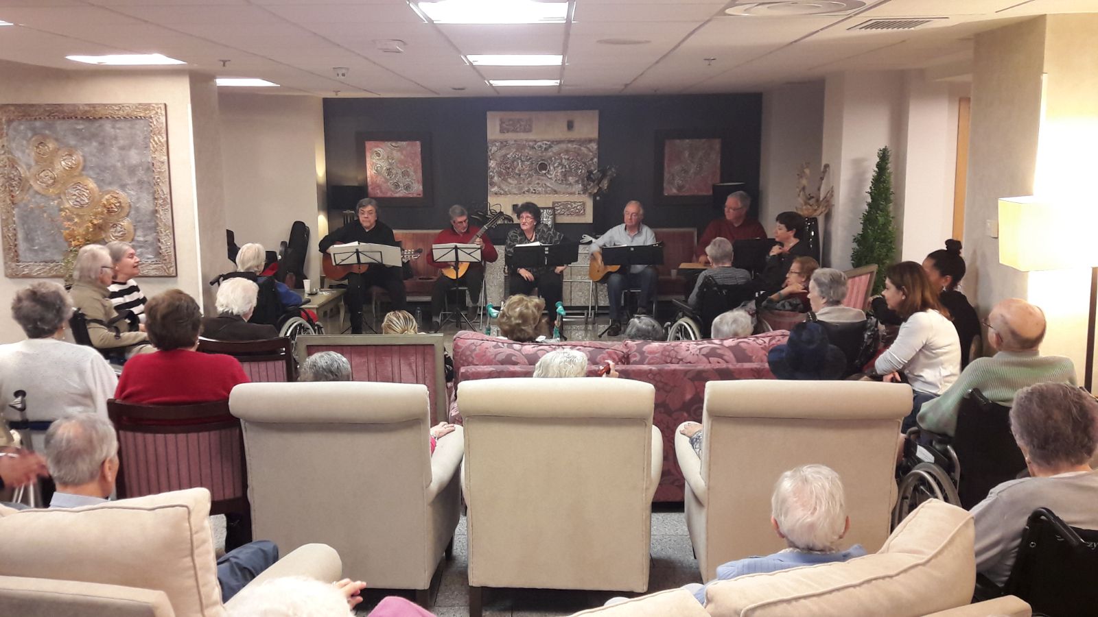 Actuación de la orquesta en un centro social