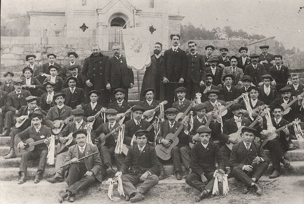 Fotografía histórica de una banda dirigida por Germán Lago